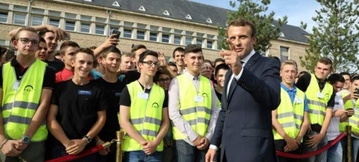 Ο Μακρόν επιτίθεται: Δουλέψτε αντί να το κάνετε μπουρδ@λο!